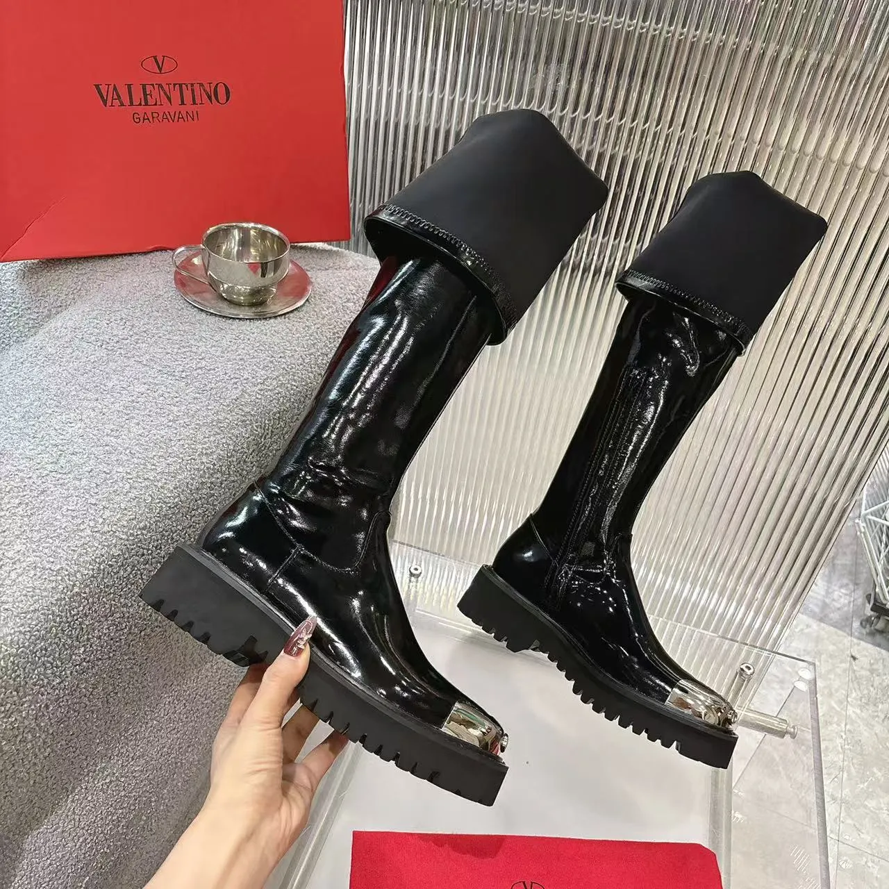 👟👟Ex-factory price 740👟👟 2026𝑉𝐴𝐿𝐸𝑁𝑇𝐼𝑁𝑂 Valentino ♡ͥ | 💫Purchase level🔍 Classic Valentino’s special textured hardware brings out a full sense of luxury After putting it on my feet, I was shocked that my feet looked slimmer! The new season lives up to expectations! Worth buying ❥The original method is absolutely sentimental ❥Elegant style creates a different feeling🙈 Simple temperament style!  ♡ show bdetails ———————————— ⊿▸: Code number | 35-40 (41. Customized) ⊿▸: Material | Patent leather + stretch patent leather ⊿▸: Lining | Sheepskin ⊿▸: Code number 35-40 (41. Customized)